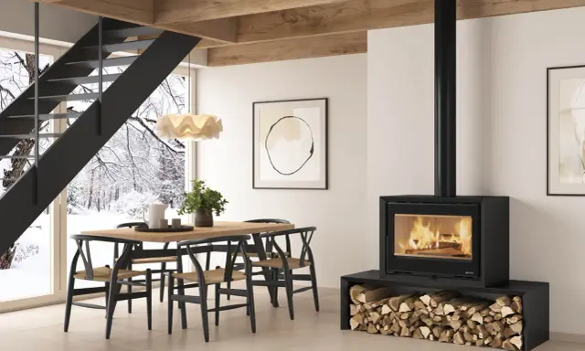 Estufa de leña moderna con fuego encendido, ideal para aprender como hacer calefacción con estufa de leña en un hogar acogedor.