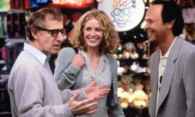 Il cast di Harry a pezzi, Woody Allen, Sharon Stone e Billy Crystal ridono in un negozio di giocattoli.