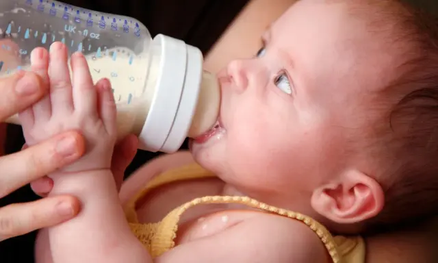 Bambino beve latte da biberon. Cosa fare quando un neonato si soffoca con il latte: consigli pratici per i genitori.