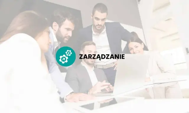 Zespół pracuje nad projektem, a tekst "ZARZĄDZANIE" sugeruje, że kluczem do sukcesu jest efektywne zarządzanie, nawet w warunkach nienormowany czas pracy.