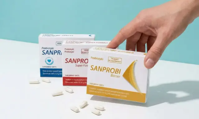 Szukasz odpowiedzi, jaki probiotyk przy biegunce? Na zdjęciu opakowania Sanprobi Barrier, Super Formula i Stress, z kapsułkami.