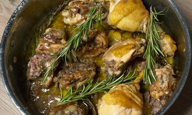 Succulento pollo alla cacciatora in bianco, cotto lentamente in padella con erbe aromatiche e un sughetto dorato.
