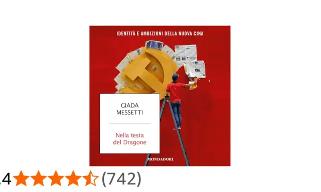 Un uomo su una scala pulisce un simbolo dorato della falce e martello, coperto di giornali. Il titolo del libro è "Nella testa del Dragone".