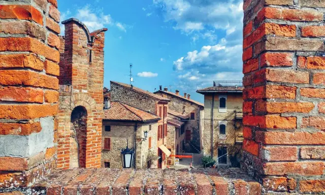 Un borgo antico con tetti in cotto e mura di mattoni, uno dei tanti posti belli vicino a Piacenza.
