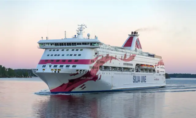 Silja Line-färjan "Baltic Princess" glider fram på vattnet, redo att ta dig till Åbo.