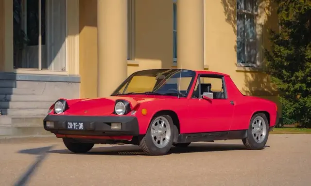 Roter Porsche 914 vor einem gelben Gebäude. Die **Porsche 914 Preisentwicklung** zeigt einen steigenden Wert für diesen Klassiker.