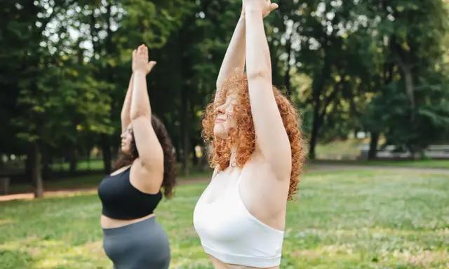 Dos mujeres realizan yoga en un parque. Se puede hacer ejercicio con la regla, sin importar el cuerpo.