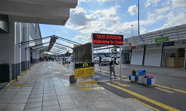 Vid heraklion flygplats möts resenärer av en stor skylt som önskar dem välkomna till Kreta.