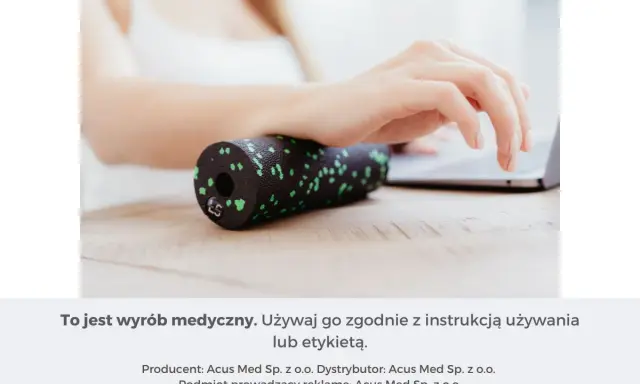 Dłoń masuje nadgarstek wałkiem, łagodząc objawy zespołu cieśni nadgarstka.