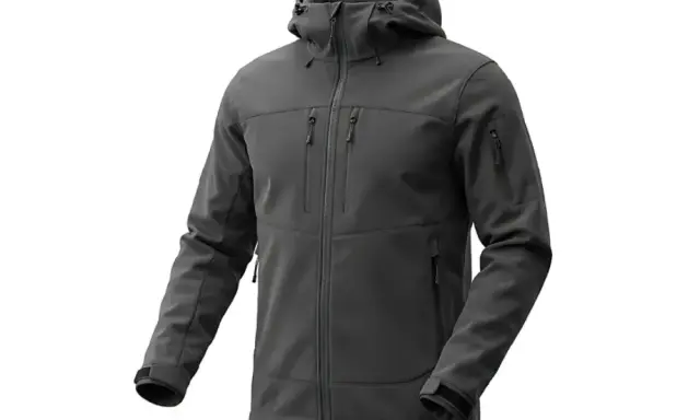 Szara kurtka softshell z kapturem i licznymi kieszeniami. Dowiedz się, jak prać softshell, by zachować jego właściwości.