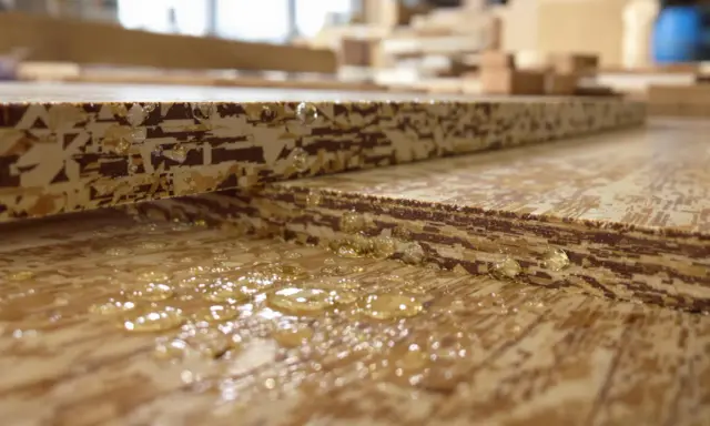Gouttes de colle sur des panneaux OSB, prêts pour le calcul entraxe solive plancher.