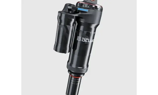 Czarny amortyzator rowerowy RockShox Super Deluxe Select+. Gotowy na trudne trasy.