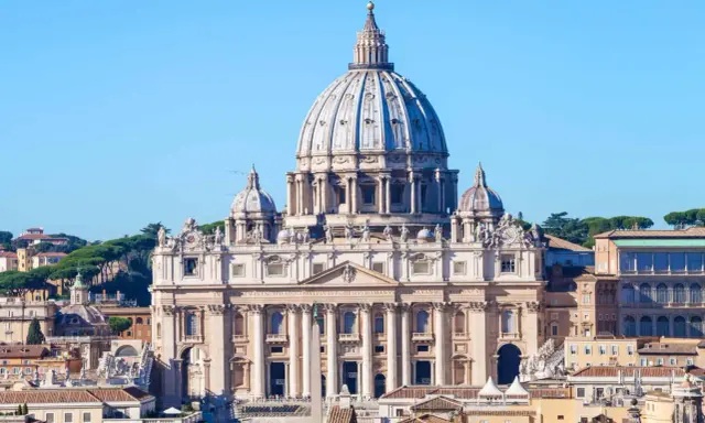 Vue d'ensemble de la basilique Saint-Pierre à Rome, avec son dôme imposant. Une explication architecturale de ce chef-d'œuvre.