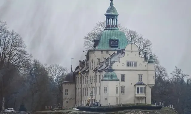 Vinterdag vid ett slott, kanske där prinsessan Désirée hade sina barn. Träd och en julgran syns.