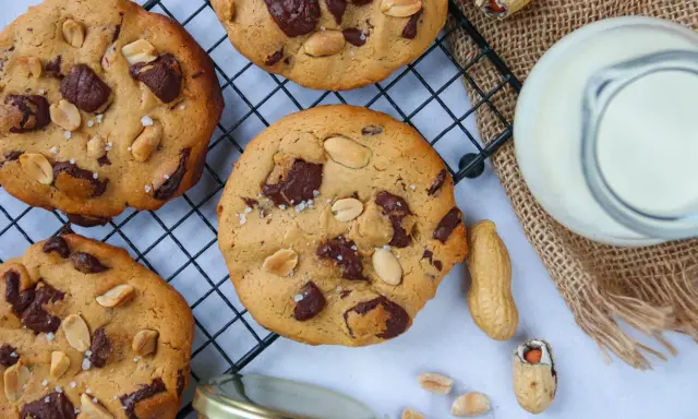 Délicieux cookies au beurre de cacahuète et pépites de chocolat, parfaits pour une recette healthy.
