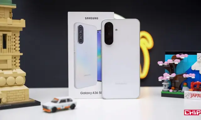 Biały Samsung Galaxy A36 5G, produkt największego producenta smartfonów, obok miniatury Japonii i modelu samochodu.