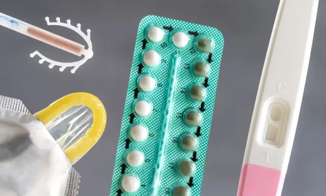 Szukasz co zamiast tabletek antykoncepcyjnych? Na zdjęciu widać prezerwatywę, wkładkę domaciczną i test ciążowy.