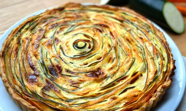 Herzhafte Quiche mit Zucchini und Karotten auf fertigem Hefeteig. Ein tolles Beispiel für rezepte mit fertig hefeteig herzhaft, das einfach zuzubereiten ist.