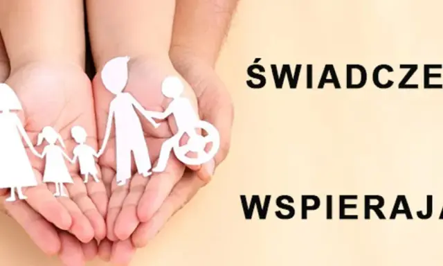 Dłonie trzymają papierowe figury rodziny, w tym osobę na wózku. Dowiedz się, kto może pobierać zasiłek opiekuńczy na starszą osobę.