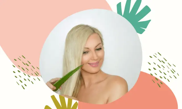 Blondynka z uśmiechem przykłada liść aloesu do swoich lśniących włosów, odkrywając jego pielęgnacyjne właściwości.
