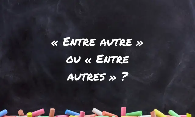 Sur un tableau noir, des craies colorées au premier plan. Le texte demande : « Entre autre » ou « Entre autres » ?