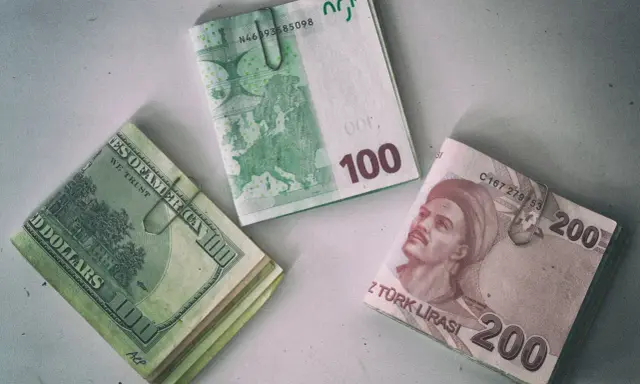 Stosy dolarów, euro i lir tureckich. Gdzie rozmienić dolary na drobne? Może w kantorze obok?