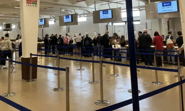 Persone in fila per il check-in MSC Lirica al porto di Venezia.