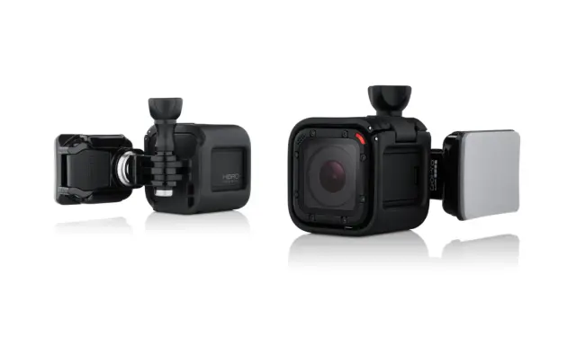 Dwa czarne aparaty GoPro Hero Session z mocowaniami, gotowe do montażu na kask.