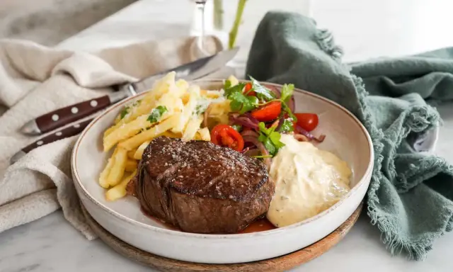 En saftig steak frites med krispiga pommes, en fräsch sallad och krämig bearnaisesås.