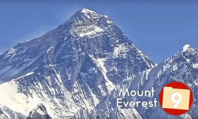 Majestatyczny Mount Everest, najwyższe góry na świecie, wznosi się dumnie na tle błękitnego nieba.