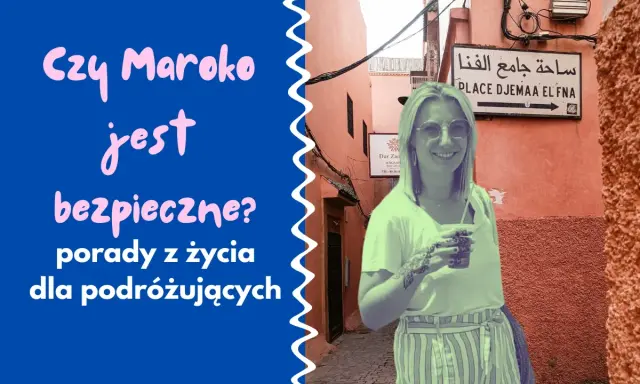 Uśmiechnięta turystka w Maroku, pod znakiem "Place Djemaa el Fna". Czy Maroko jest bezpieczne? Porady dla podróżujących.