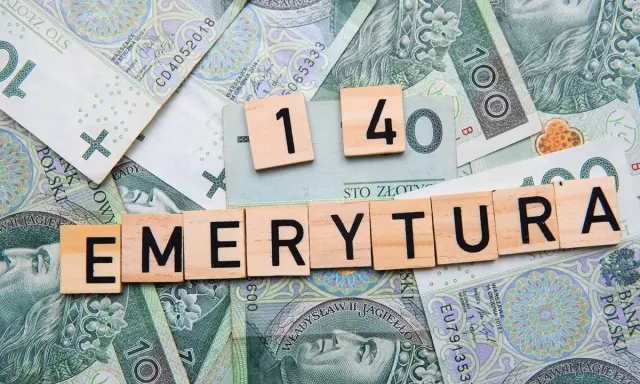 Litery układają słowo "EMERYTURA" na tle polskich banknotów. Kiedy składać wniosek o emeryturę w KRUS?