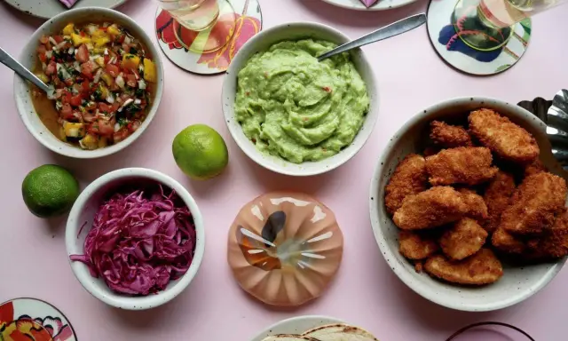 En skål med guacamole, salsa, rödkål och friterad kyckling – allt för ett lyxigt tacos recept.