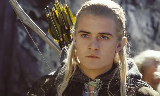 Orlando Bloom som Legolas i filmerna om Sagan om Ringen, med pilbåge och pilar redo.