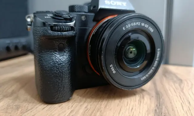 Sony a7r ii con obiettivo 16-50mm, pronta per catturare momenti indimenticabili.