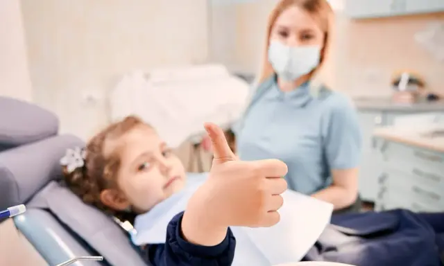 Maseczka u dentysty 2026: Obowiązek czy wewnętrzne zasady?