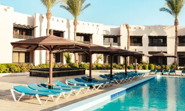 Basen i leżaki w Blend Club Aqua Resort. Opinie o tym miejscu są zazwyczaj pozytywne, a widok ten zachęca do relaksu.
