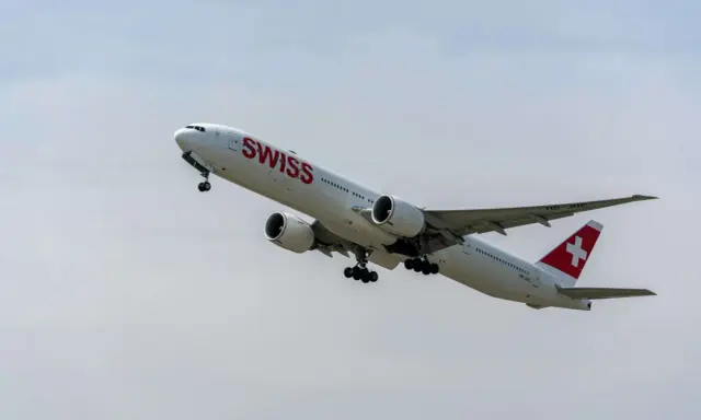Samolot SWISS wznosi się w powietrze. Zastanawiasz się nad swiss bagaż podręczny wymiary?