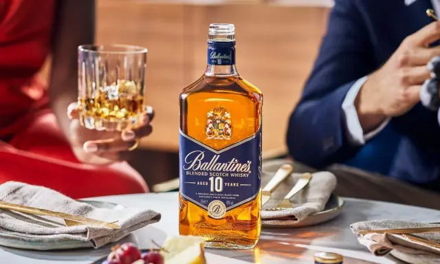 Elegancka butelka Ballantine's Aged 10 Years, idealna na specjalne okazje. Ten single malt whisky czeka na degustację.