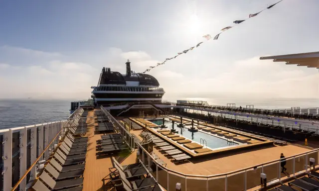 Ponte piscina e prendisole sul ponte superiore della MSC Euribia, una nave da crociera di grande lunghezza.