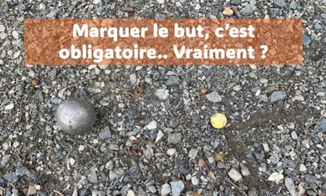 Une boule de pétanque et un cochonnet sur un terrain caillouteux. Le texte interroge : pourquoi marquer le cochonnet à la pétanque ? Est-ce vraiment obligatoire ?