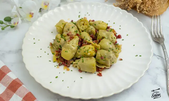 Alcachofas de bote salteadas con jamón y cebolla, un plato sencillo y delicioso. ¡Perfecto para tus recetas con alcachofas de bote!