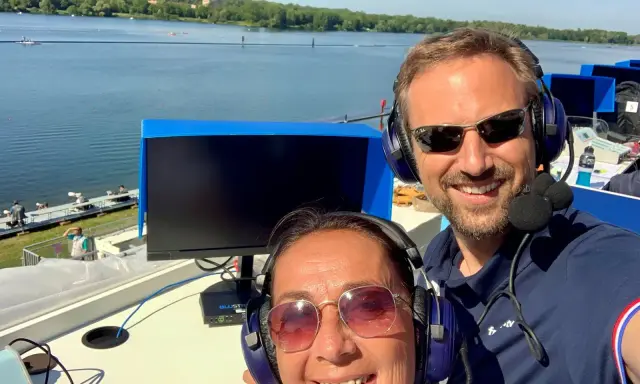 Adrien Hardy et sa collègue commentent une course sur un lac.