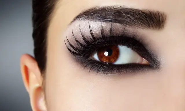 Ojo con dramáticas combinaciones sombra delineador ojos, pestañas postizas y cejas definidas.