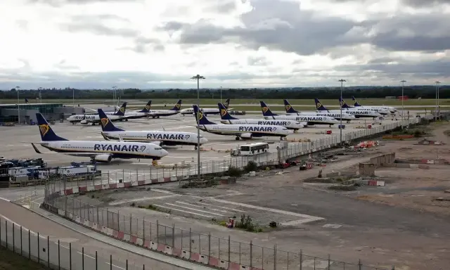 Wiele samolotów Ryanair na płycie lotniska, gotowych do lotów Gdańsk-Newcastle.