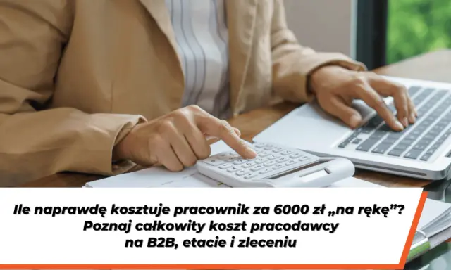 Osoba liczy na kalkulatorze, by poznać całkowity koszt pracodawcy pracownika zarabiającego 6000 zł "na rękę".