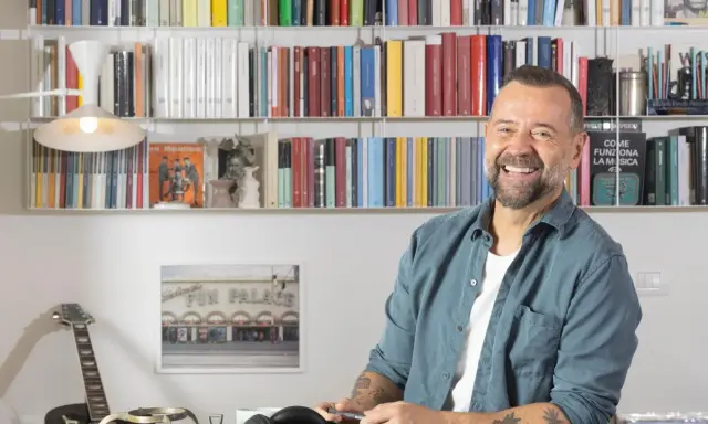 Fabio Volo sorride tra gli scaffali pieni di libri, forse in attesa di presentare il suo ultimo libro.