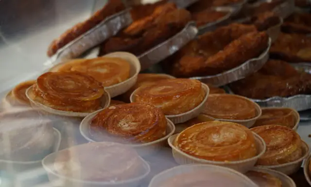 Délicieuses pâtisseries feuilletées, une spécialité culinaire d'Île-de-France, dorées et caramélisées.