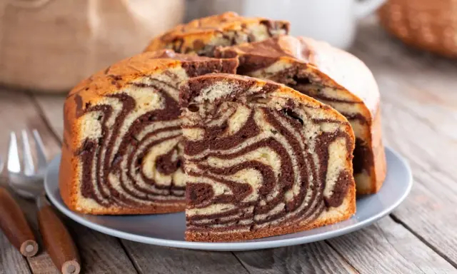Pyszne ciasto zebra, idealne na rodzinne popołudnie. Ten przepis na ciasto jest prosty i szybki.