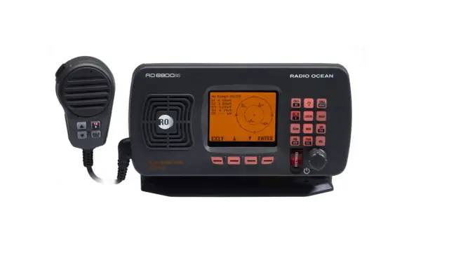 Radio Ocean RO6800 AIS, une radio marine VHF DSC avec fonction AIS. Le microphone est prêt pour la communication.